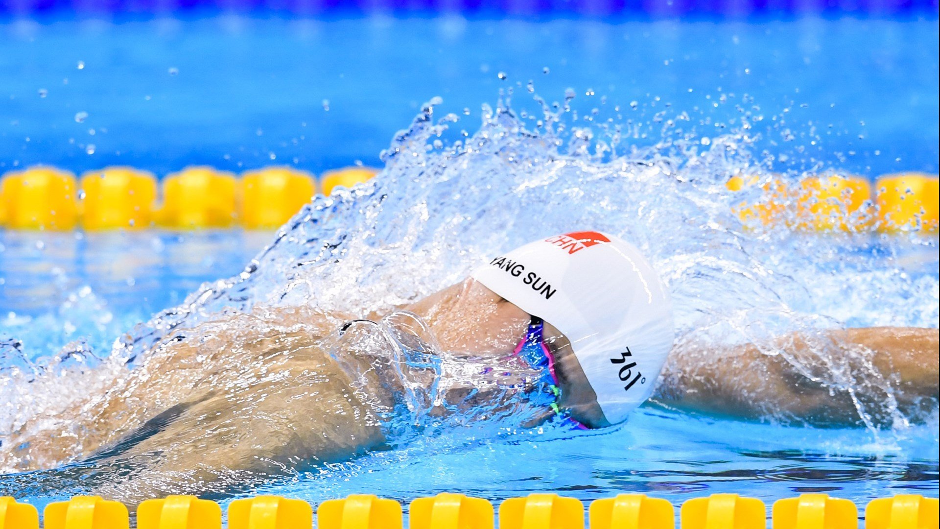 中国九游体育-队医团队深夜加班处理伤病保障比赛期间人员健康